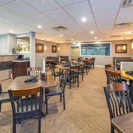 Econo Lodge Inn & Suites 